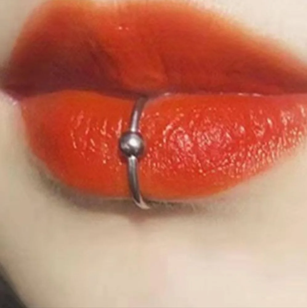 2 Fake Lip Rings - Picture 4 of 5